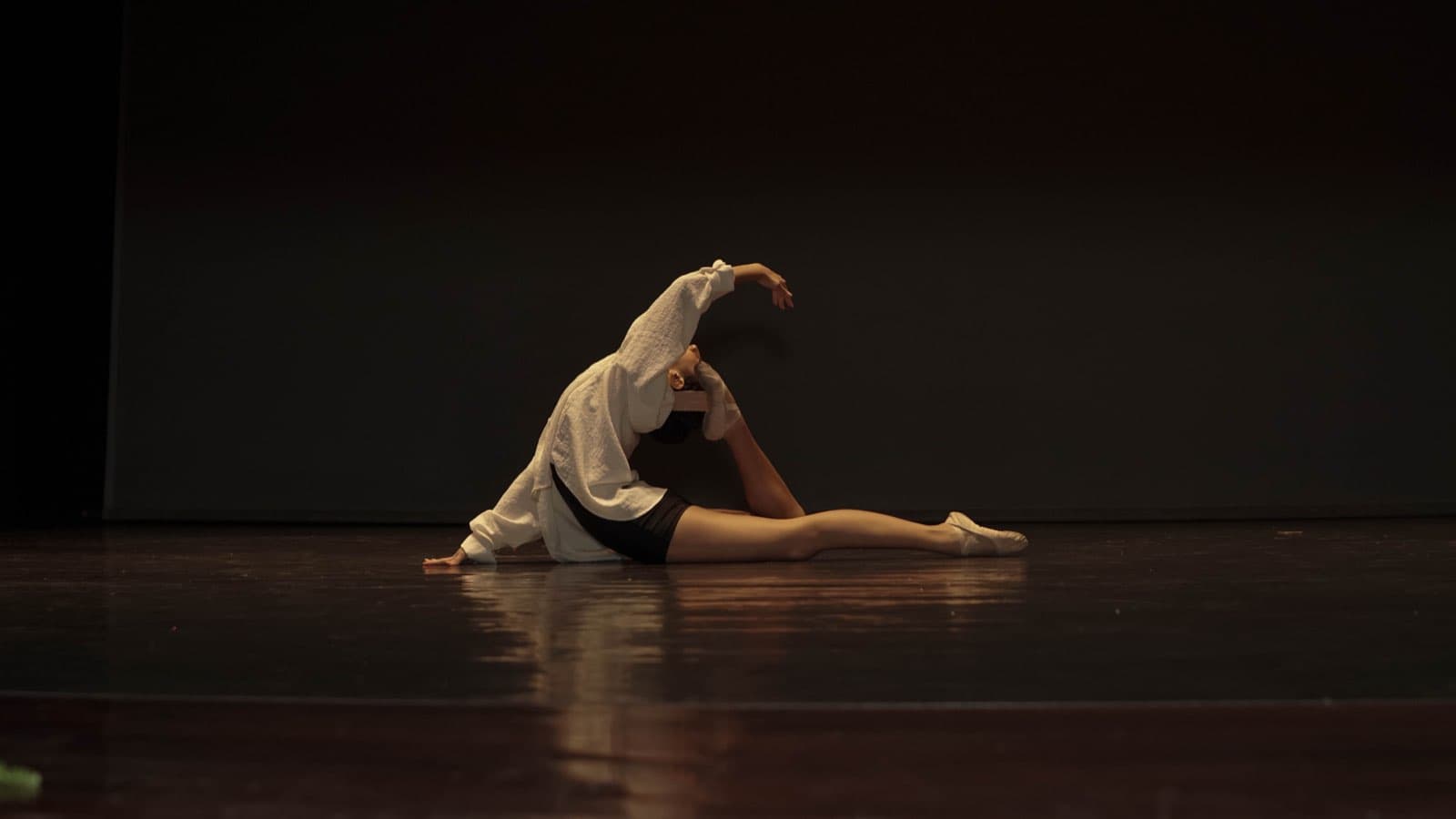 Bailarina en escena durante el Concurso Regional de Danza